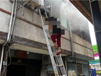 嘉縣東石民宅失火 7旬婦人嗆傷送醫