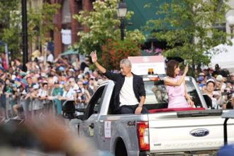 MLB》鈴木一朗偕妻現身名人堂遊行 美國球迷夾道歡迎