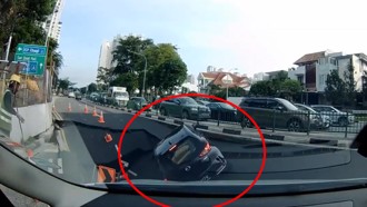 工地旁地基掏空！ 女開車墜「天坑」驚人畫面曝