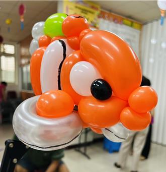 選後緊繃？台中氣球達人「海底總動員」10分鐘給1星期快樂
