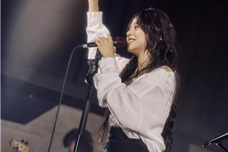 才刚开场粉丝台下晕倒 演唱会紧急喊「卡」