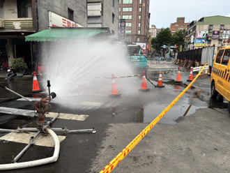 树林自来水工程挖破瓦斯管　消防射水警戒