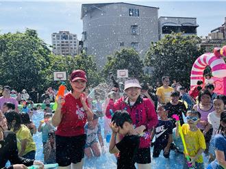 高雄親子派對活動爆棚！民代與孩童玩水槍大戰全身溼