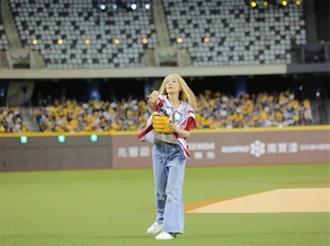 台湾JINS中职应援 总经理邱明琪开球