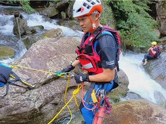 桃園獨男進風美溪溯溪滑倒受困！  苗消搶救拒送醫