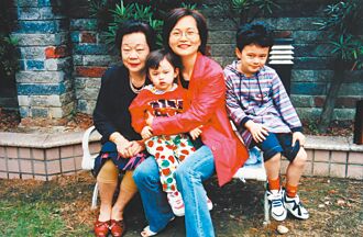 沈春華感謝父母給予幸福童年