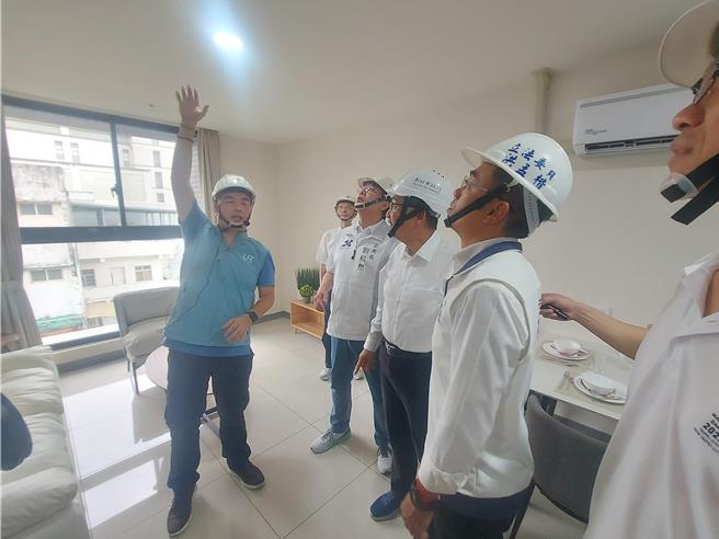 新北市长侯友宜等人27日视察泰山青年社会住宅。（张铠乙摄）