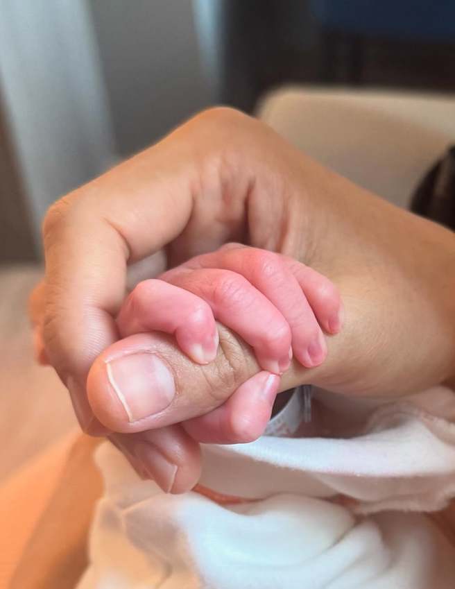 林依晨曬出與兒子的牽手照。（圖／IG@linyichen.ariellin）