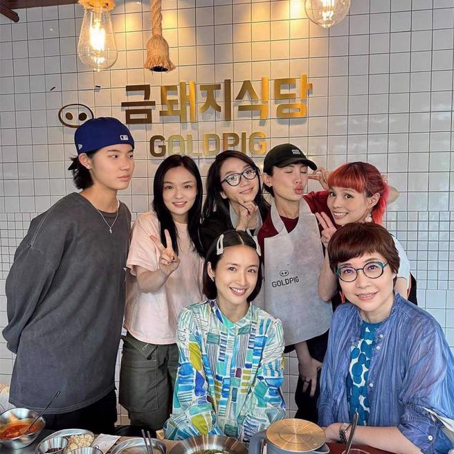 林依晨（前排左）5月時與好友聚餐，寬鬆服裝藏孕肚。（圖／IG@waawei）