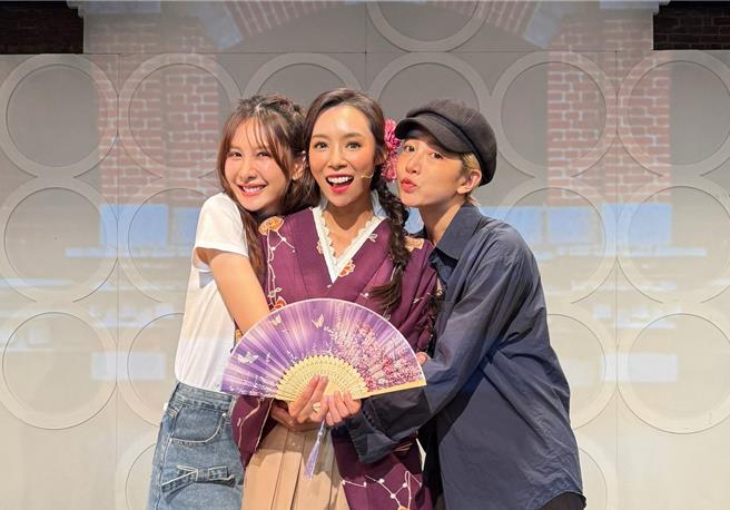 安心亚（左）、黄薇渟（右）欣赏闺蜜康茵茵主演的沈浸式舞台剧《西门町一番地》，姊妹开心合影。（经纪人提供）