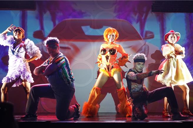 康茵茵化身西门蔡依林，在舞台剧中热舞辣翻全场。（全民大剧团提供）