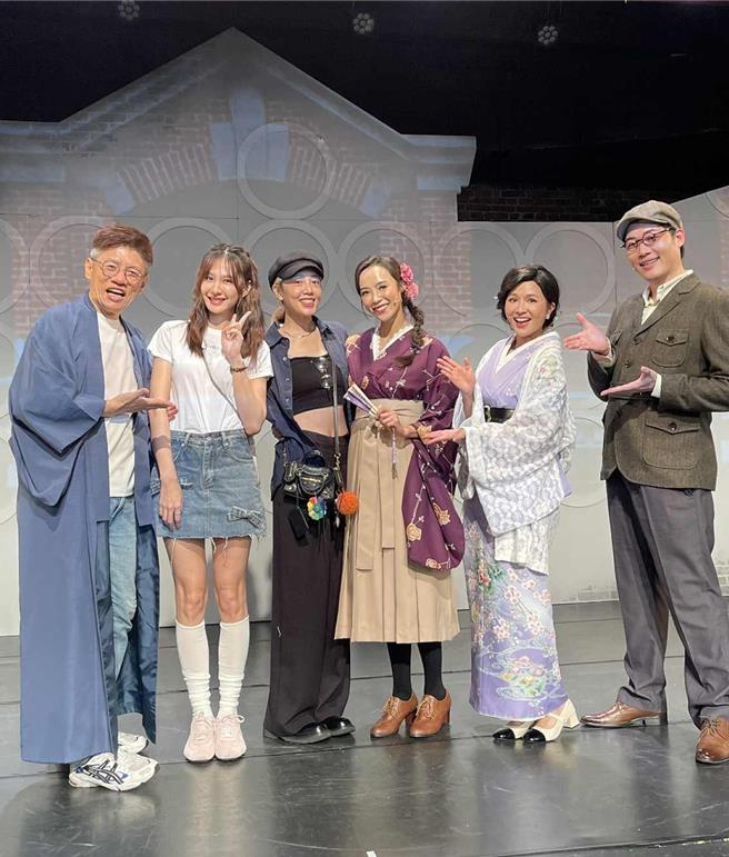 安心亚（左二起）、黄薇渟欣赏闺蜜康茵茵与吴怡霈、林斌主演的沈浸式舞台剧《西门町一番地》，表演结束后开心与团长谢念祖（左一）等人开心合影。（全民大剧团提供）