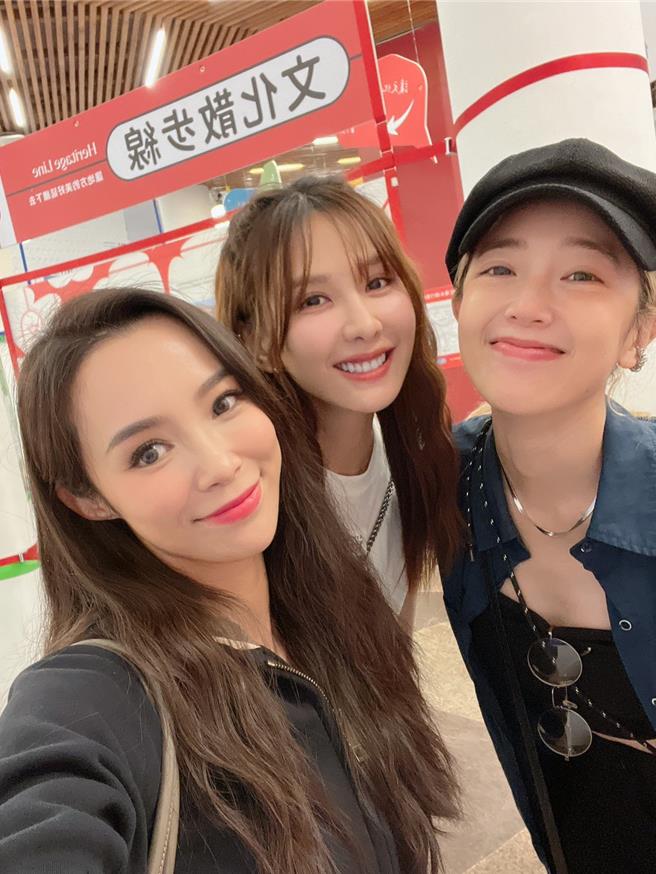 康茵茵主演舞台剧《西门町一番地》，安心亚、黄薇渟开心当观眾力挺。（经纪人提供）