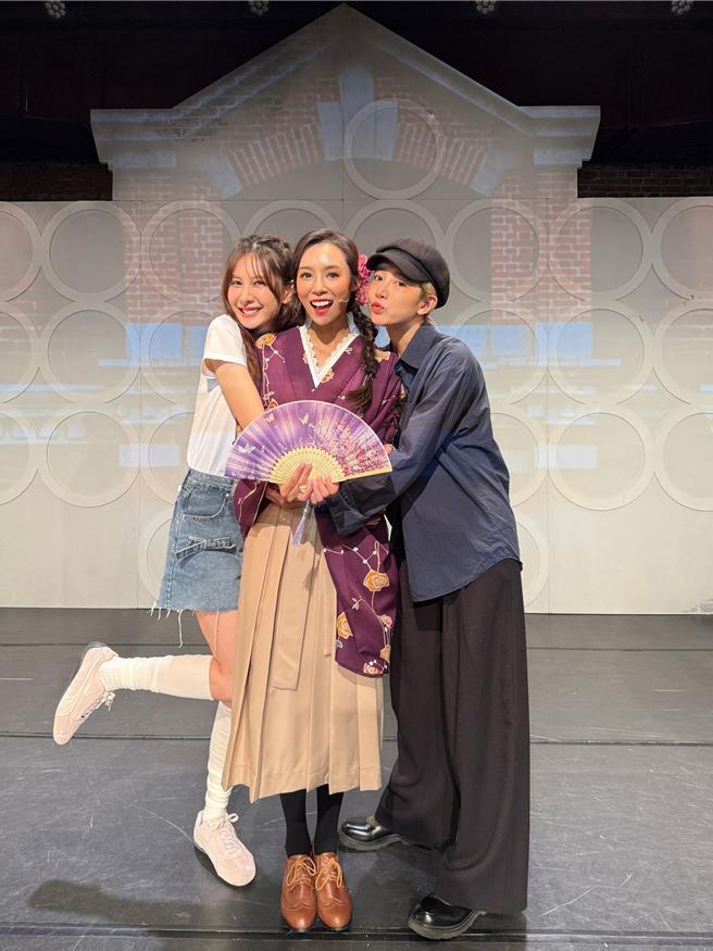 安心亚（左）、黄薇渟（右）欣赏闺蜜康茵茵主演的沈浸式舞台剧《西门町一番地》，姊妹开心合影。（经纪人提供）