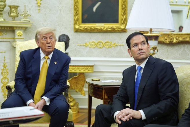 美國國務卿盧比歐(右)表示，川普(左)對於俄羅斯已失去耐心，為結束戰爭，他可能不會等到50天的期限到期後才有動作，可能提前就發動對俄羅斯100%關稅。(圖/美聯社)