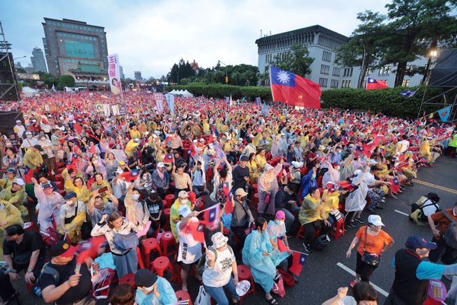 國民黨25日在凱達格蘭大道舉行「不同意罷免」選前之夜造勢活動，支持者在雨中熱血揮舞國旗。（資料照，杜宜諳攝）