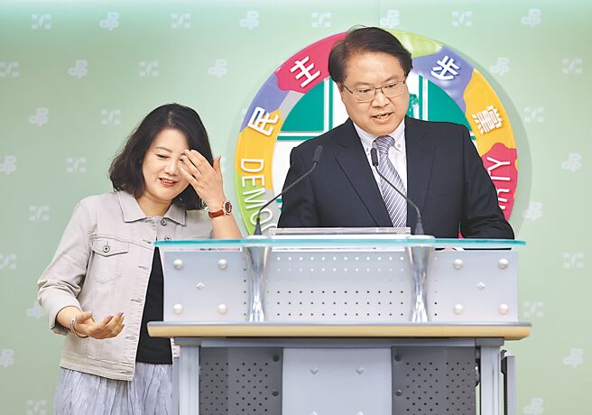 726大罷免綠營慘敗，民進黨祕書長林右昌（右）與立法院黨團幹事長吳思瑤（左）26日舉行記者會，強調這不是政黨對決的選舉，是公民行動。（姚志平攝）