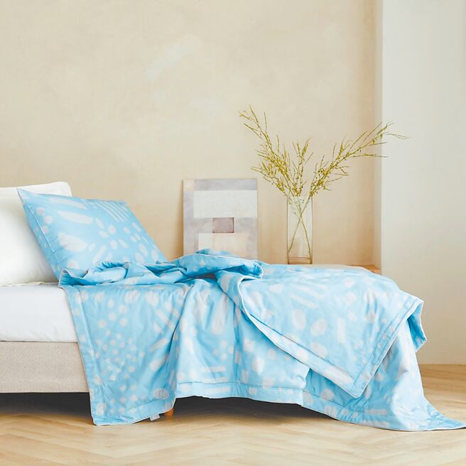 SOU．SOU聯名商品，7月31日起指定款式3折起，「SOU．SOU純棉涼被枕套3件組單人－明麗」，原價2280元，折扣後684元。（HOLA提供）