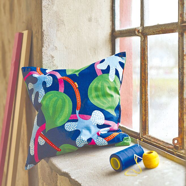 MAVINN靠枕套由約旦社會企業Jordan River基金會的女性工匠手工製成，以柔軟純棉製成，手工刺繡的毛毛蟲和葉莖圖案細緻療癒，信封式開口不需要拉鍊或鈕釦就能輕鬆套入枕芯。（IKEA提供）