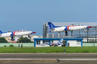 自強高教機換裝「勇鷹」預校 民眾見證精湛飛技