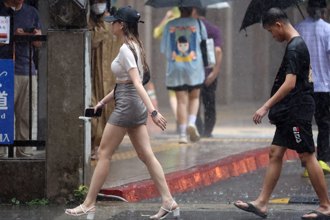 不斷更新》高屏雨彈升級！10縣市豪大雨特報 3地大雷雨狂轟