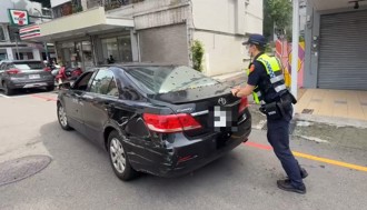 直擊汽車違停上前盤查 駕駛尷尬：刁車了！暖警助推救援
