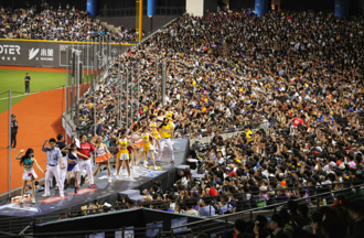 球員眷屬票淪網紅交友工具？球團頭痛難控管　籲改登記實名制