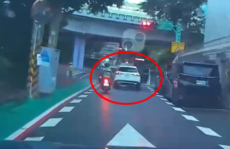 賓士男酒駕「趁紅燈換老婆開」！警車後方全程目擊 畫面曝光