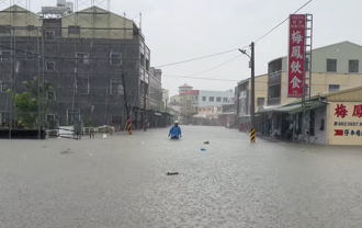 一夜狂灌！台南菁寮淹至成人大腿根 「水中艱難移動」畫面曝