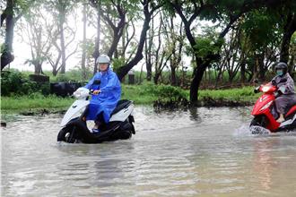 嘉義縣淹爆！停班課太遲  家長怒轟：小孩娃娃車都接走了
