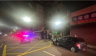 高雄一夜2起車禍 路邊貨車機車接連遭撞毀