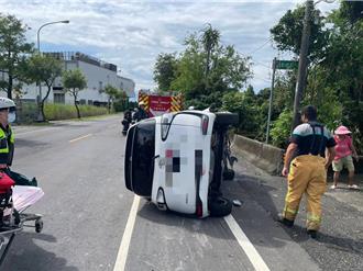 疑精神不濟釀禍！彰化男撞倒路樹「整台車側翻」輕傷送醫