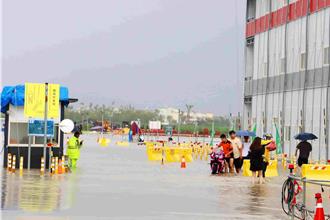 嘉义豪雨狂炸！台积电嘉义厂区变汪洋 工人涉水撤离