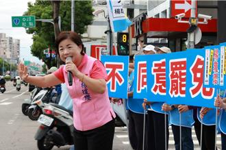 罷團兵分二路宣傳罷免 楊瓊瓔上街喊反罷