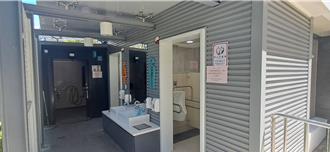 台北興隆公園公廁變身！玻璃雨遮、造型燈箱 安全又時尚