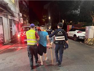 64歲男夜市跌倒無助坐地 警暖舉送返家