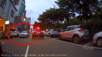 中科大旁老翁開車大膽「逆向」 騎士驚呼：看到鬼啊