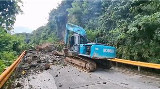 綠島環島公路崩塌！落石阻交通 搶修恐花2天