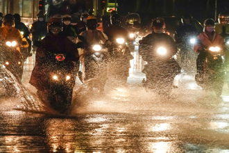 竹节草颱风带动西南风「南台湾降雨再增强」！豪大雨持续到周末