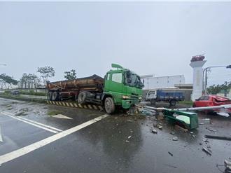 砂石車撞毀安全島號誌桿　疑煞車失靈波及經過轎車！釀2傷