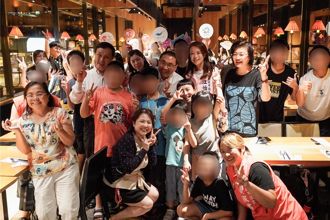 百位小衛星兒少大快朵頤吃好料 侯友宜現身「公益饗宴」