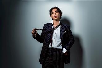 柏霖穿上CELINE夏季男裝 展現二零年代美