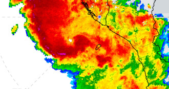 狂雷暴雨開轟小琉球！專家示警「小心劇烈天氣」：有東西在旋轉