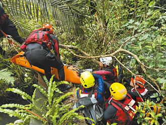 溯溪教练救人不成 卷流溺毙