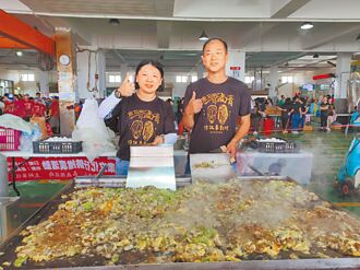 東石剖蚵賽 大啖巨無霸蚵仔煎