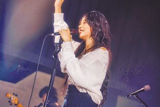 歌迷太嗨晕倒163braces开唱急喊卡