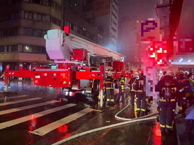 北市大同區南京西路一棟住商混合大樓12樓，27日晚間9時許發生火警。（蕭宥彤翻攝）