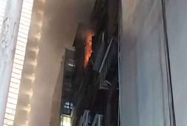 台北市南京西路上的大樓，消防隊到達12樓已經竄出火舌，消防隊進行滅火中。（翻攝畫面）