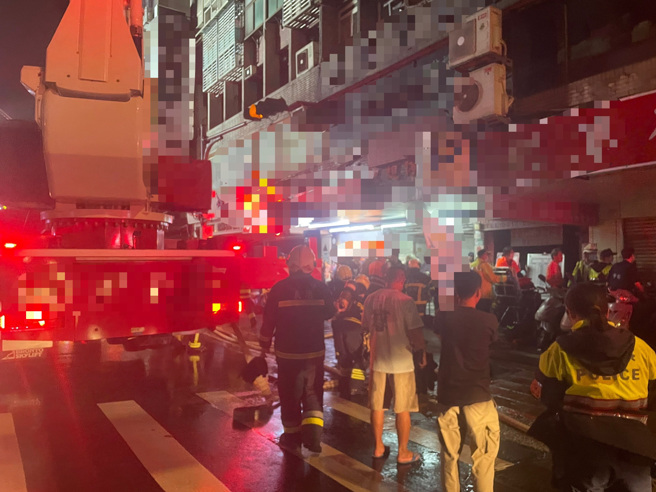 消防人員佈水線進行灌救，火勢約在10時許撲滅。（蕭宥彤翻攝）