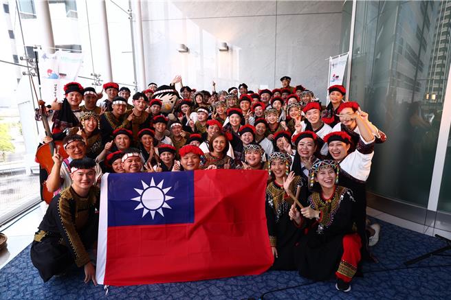 高雄六龜「尼布恩合唱團」27日在第7屆東京國際合唱大賽前夕，遭遇大陸抗議後，國旗被迫撤除及改名「Chinese Taipei」的政治干擾，但最終以95.9高分勇奪民謠組金牌。（立委邱議瑩服務處提供）